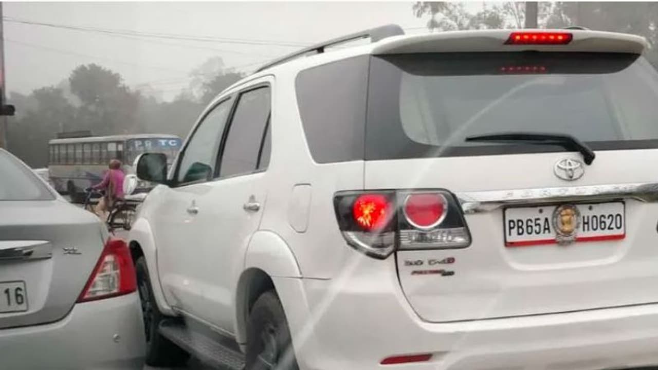 Zebra ಲೈನ್ ಕ್ರಾಸ್: ಇನ್ಸ್ಪೆಕ್ಟರ್ ಜನರಲ್ ಪೊಲೀಸ್ ಕಾರಿಗೆ ಡಬಲ್ ಫೈನ್! Zebra ಲೈನ್ ಕ್ರಾಸ್: ಇನ್ಸ್ಪೆಕ್ಟರ್ ಜನರಲ್ ಪೊಲೀಸ್ ಕಾರಿಗೆ ಡಬಲ್ ಫೈನ್!