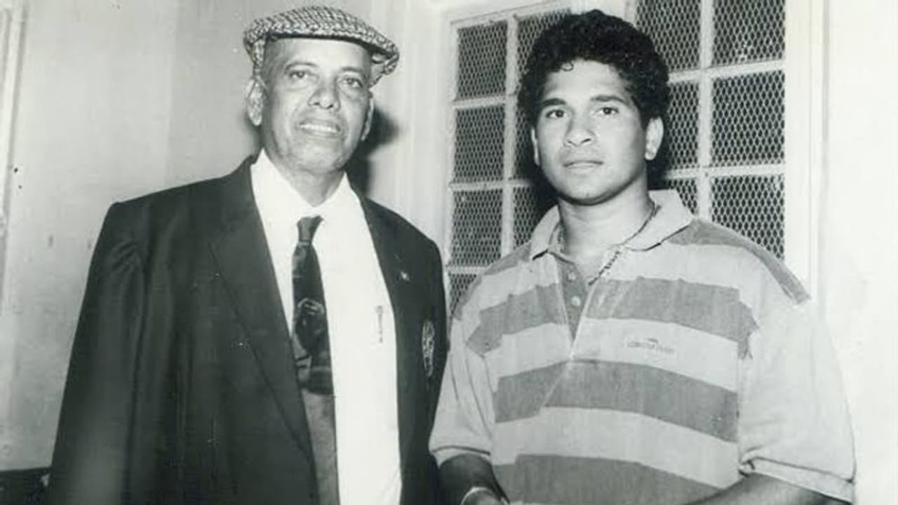 कोच की पहली पुण्यतिथि पर भावुक हुए सचिन, लिखा 'आप हमेशा हमारे दिल में रहेंगे' कोच की पहली पुण्यतिथि पर भावुक हुए सचिन, लिखा 'आप हमेशा हमारे दिल में रहेंगे'