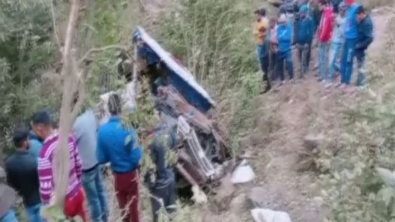 രജൗരിയിൽ ബസ് കൊക്കയിലേക്ക് മറിഞ്ഞ് ഏഴുപേർ മരിച്ചു രജൗരിയിൽ ബസ് കൊക്കയിലേക്ക് മറിഞ്ഞ് ഏഴുപേർ മരിച്ചു