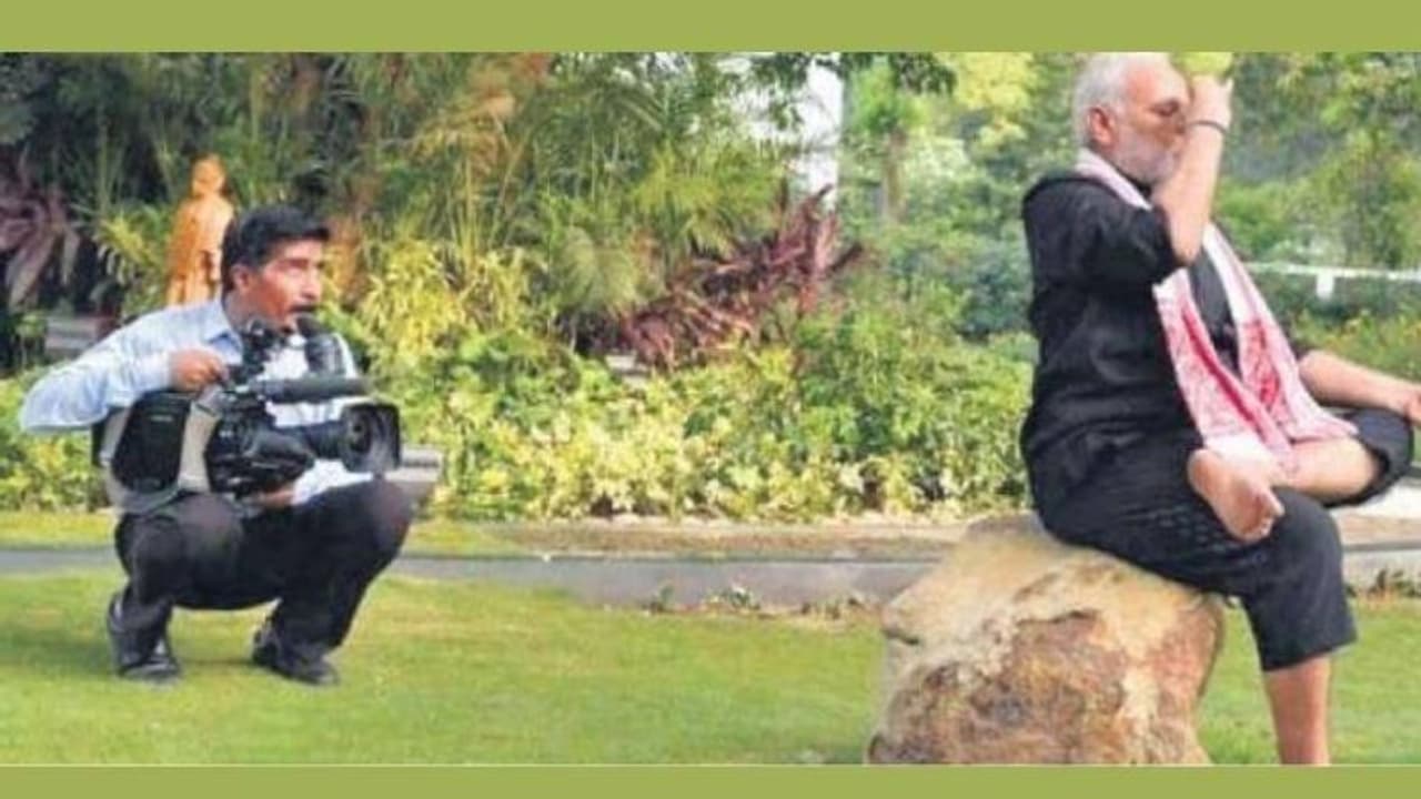 ഇതാണ് പ്രധാനമന്ത്രി നരേന്ദ്രമോദിയുടെ ചിത്രങ്ങള് ഒപ്പിയെടുക്കുന്ന ആ ഫോട്ടോഗ്രാഫര് ഇതാണ് പ്രധാനമന്ത്രി നരേന്ദ്രമോദിയുടെ ചിത്രങ്ങള് ഒപ്പിയെടുക്കുന്ന ആ ഫോട്ടോഗ്രാഫര്