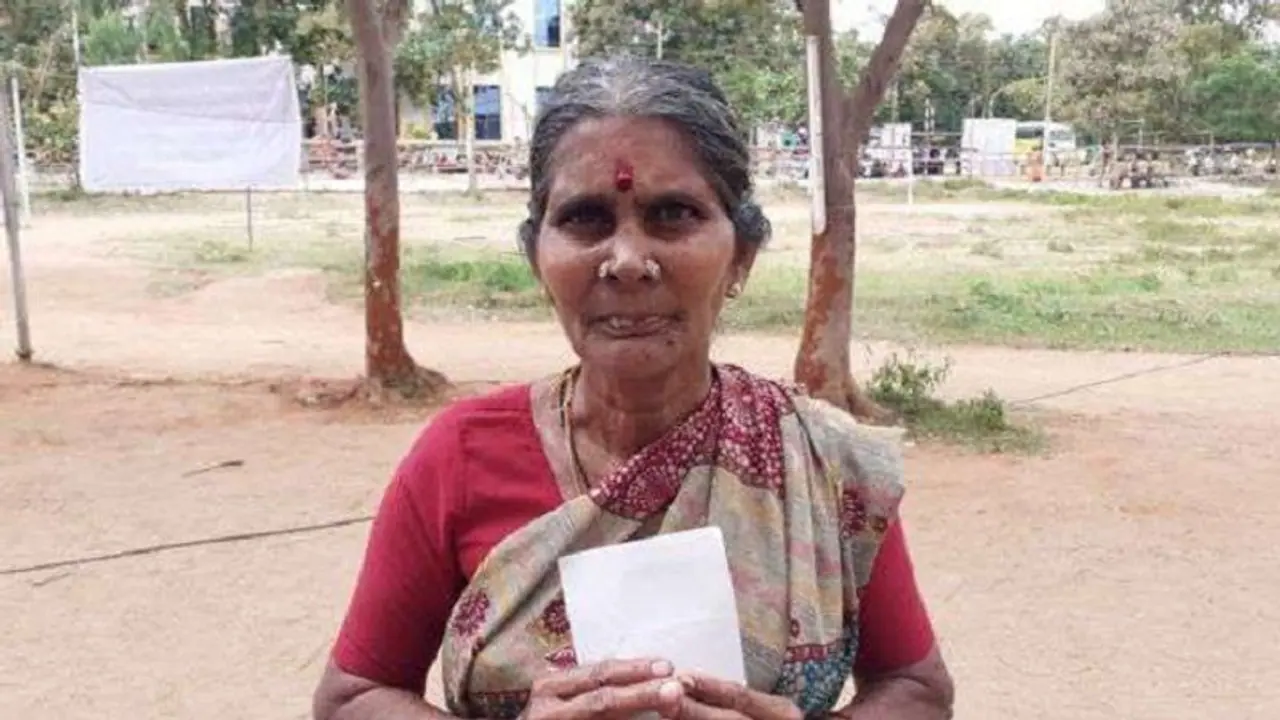 ஊராட்சித் தலைவரான துப்புரவுப் பணியாளர் !! அரசு வேலையை உதறிவிட்டு தேர்தலில் நின்று வெற்றி !! ஊராட்சித் தலைவரான துப்புரவுப் பணியாளர் !! அரசு வேலையை உதறிவிட்டு தேர்தலில் நின்று வெற்றி !!