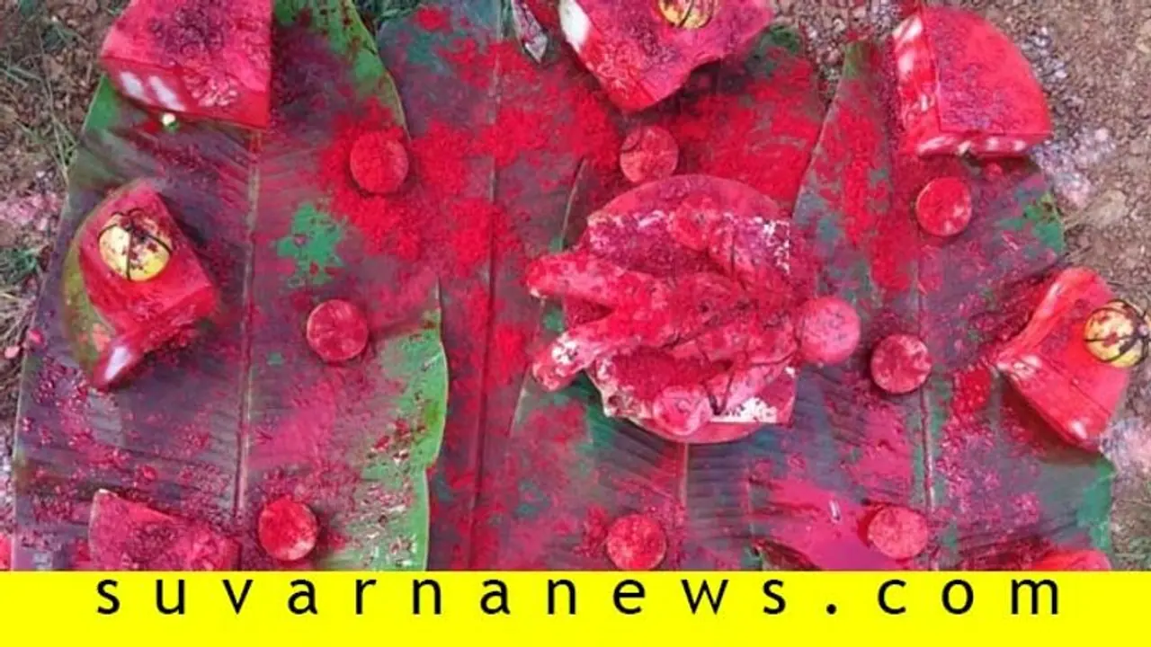 ಶಿರಸಿ ಮಾರಿಕಾಂಬ ಆಡಳಿತ ಮಂಡಳಿ ಅಧ್ಯಕ್ಷರ ಮನೆ ಮುಂದೆ ಇದೆಂಥಾ ಕೃತ್ಯ ! ಶಿರಸಿ ಮಾರಿಕಾಂಬ ಆಡಳಿತ ಮಂಡಳಿ ಅಧ್ಯಕ್ಷರ ಮನೆ ಮುಂದೆ ಇದೆಂಥಾ ಕೃತ್ಯ !