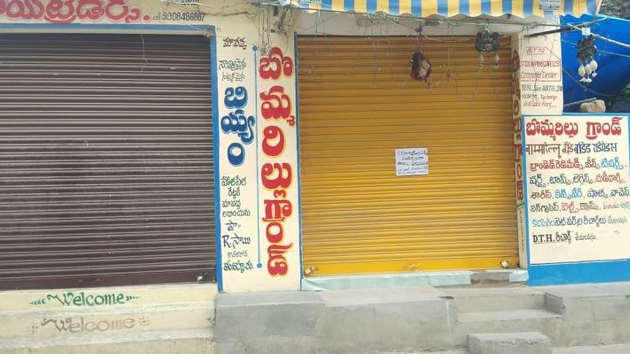 అమరావతి రైతులకుషాకిచ్చిన పోలీసులు: హత్యాయత్నం కేసులు అమరావతి రైతులకుషాకిచ్చిన పోలీసులు: హత్యాయత్నం కేసులు