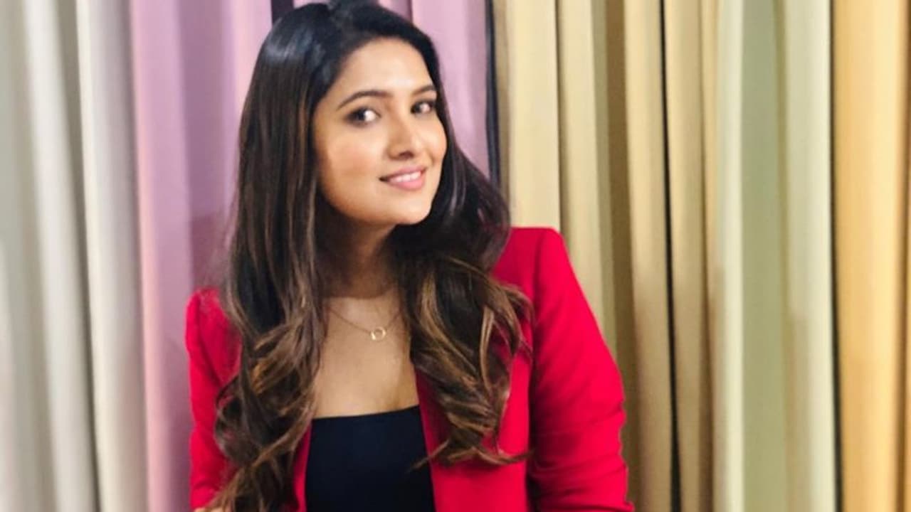 கண்ணுல குளு, குளு கூலிங்கிளாஸ்... வைரலாகும் சின்னத்திரை நயன்தாராவின் லேட்டஸ்ட் போட்டோ...!