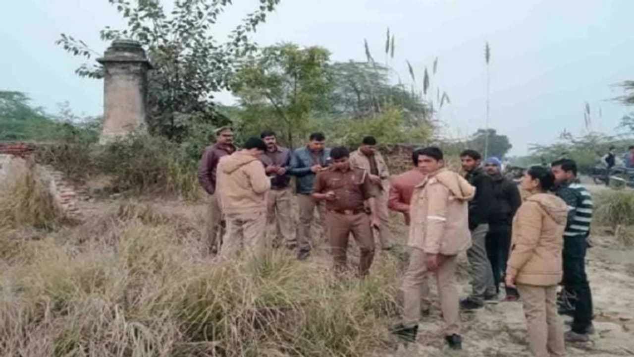 चरित्र पर खड़े हुए सवाल तो रुपए में लगाई आग, फिर दो बेटियों संग कुएं में कूदी मां चरित्र पर खड़े हुए सवाल तो रुपए में लगाई आग, फिर दो बेटियों संग कुएं में कूदी मां