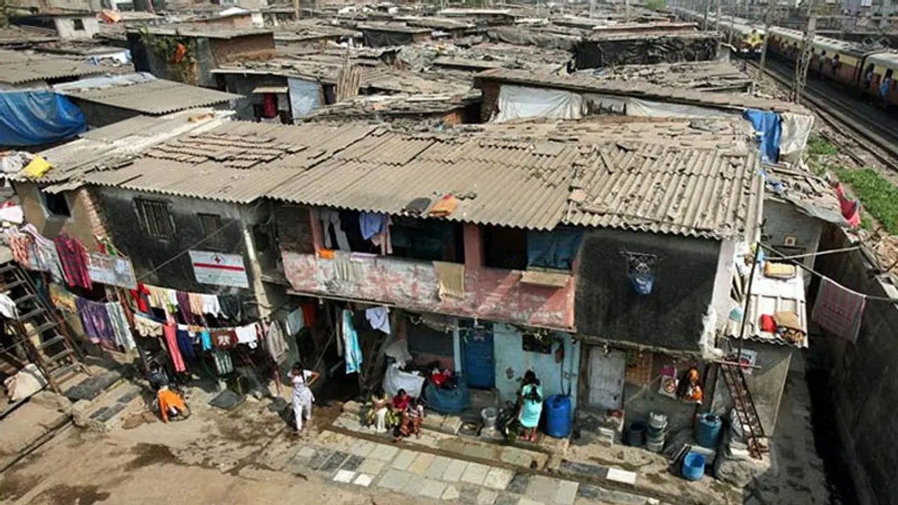 PMAY को भुनाने के लिये BJP ने झुग्गी झोपड़ी कॉलोनियों में लगाए PM मोदी के होर्डिंग PMAY को भुनाने के लिये BJP ने झुग्गी झोपड़ी कॉलोनियों में लगाए PM मोदी के होर्डिंग