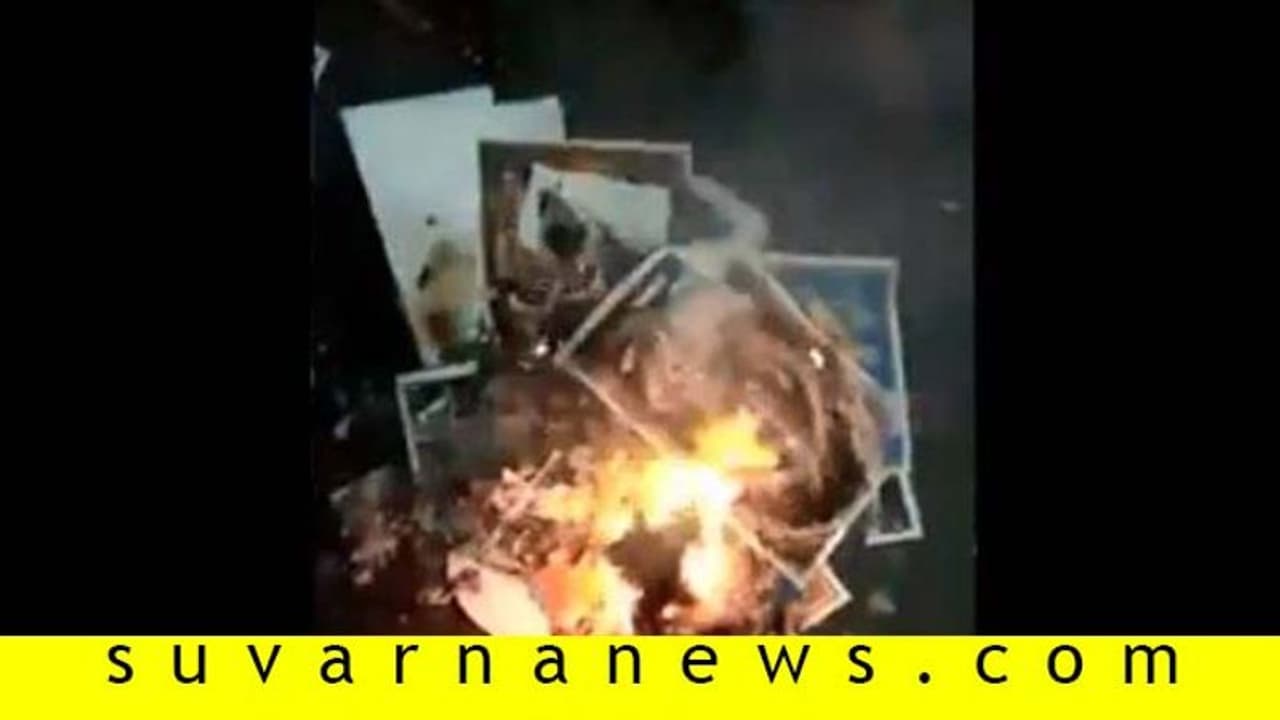 Fact Check: ಪೌರತ್ವ ವಿರೋಧಿ ಪ್ರತಿಭಟನೆ ವೇಳೆ ಹಿಂದು ದೇವರ ಫೋಟೋಗೆ ಬೆಂಕಿ? Fact Check: ಪೌರತ್ವ ವಿರೋಧಿ ಪ್ರತಿಭಟನೆ ವೇಳೆ ಹಿಂದು ದೇವರ ಫೋಟೋಗೆ ಬೆಂಕಿ?