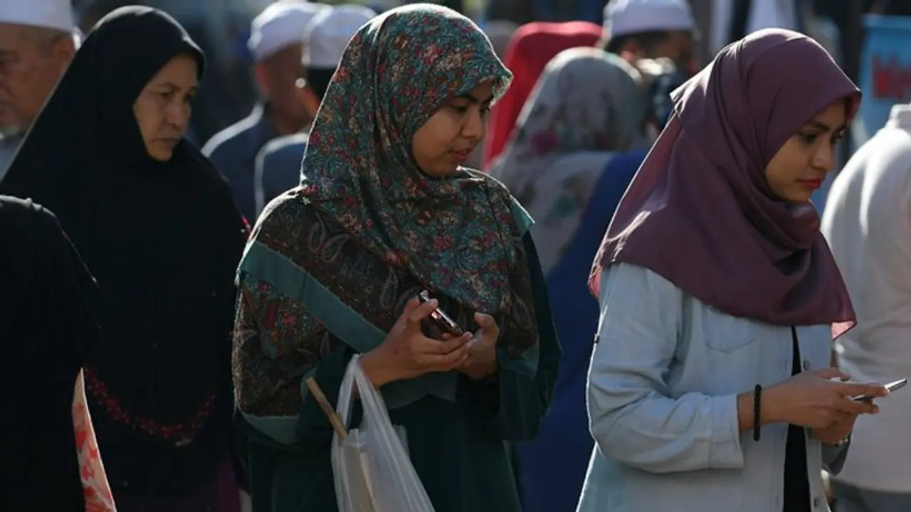 Murshidabad Artist: সুর হারিয়ে চরম দুরবস্থায় মুর্শিদাবাদের মুসলিম ঘরানার মহিলা শিল্পীরা Murshidabad Artist: সুর হারিয়ে চরম দুরবস্থায় মুর্শিদাবাদের মুসলিম ঘরানার মহিলা শিল্পীরা