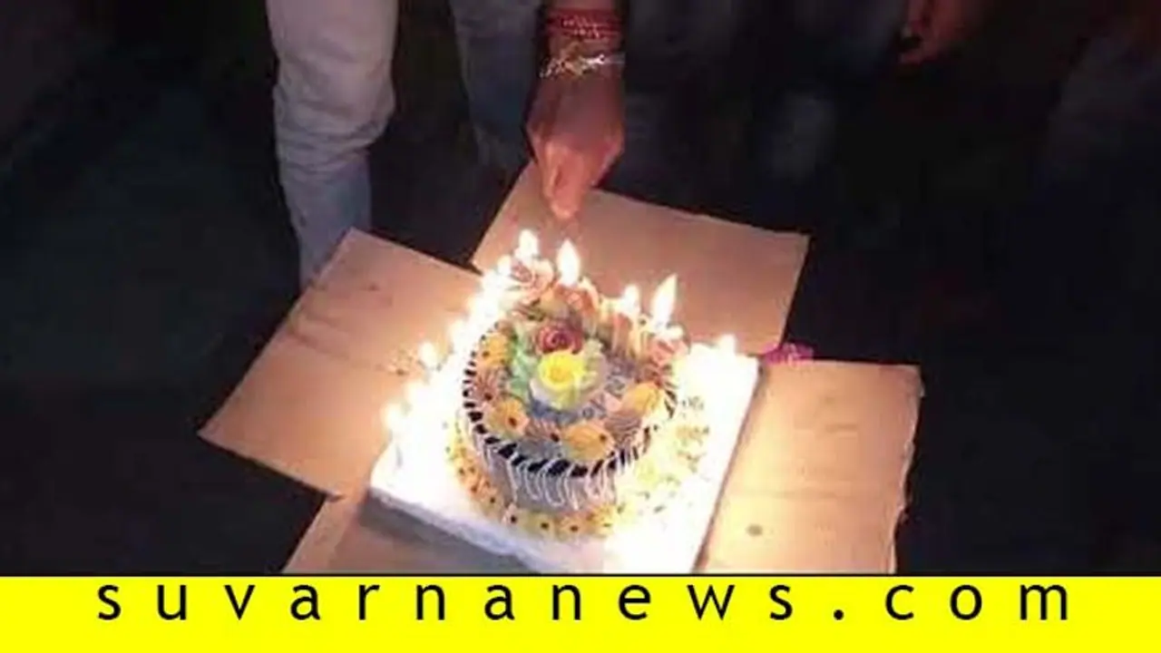 ದುಷ್ಟ ಗಂಡನಿಂದ ಬೇರ್ಪಟ್ಟ ಮಗಳಿಗೆ ಸಿಕ್ಕಿತ್ತು ಭರ್ಜರಿ ವೆಲ್ಕಮ್, ಇದೀಗ ಫ್ರೆಂಡ್ಗೂ ದೊಡ್ಡ ಪಾರ್ಟಿ! ದುಷ್ಟ ಗಂಡನಿಂದ ಬೇರ್ಪಟ್ಟ ಮಗಳಿಗೆ ಸಿಕ್ಕಿತ್ತು ಭರ್ಜರಿ ವೆಲ್ಕಮ್, ಇದೀಗ ಫ್ರೆಂಡ್ಗೂ ದೊಡ್ಡ ಪಾರ್ಟಿ!