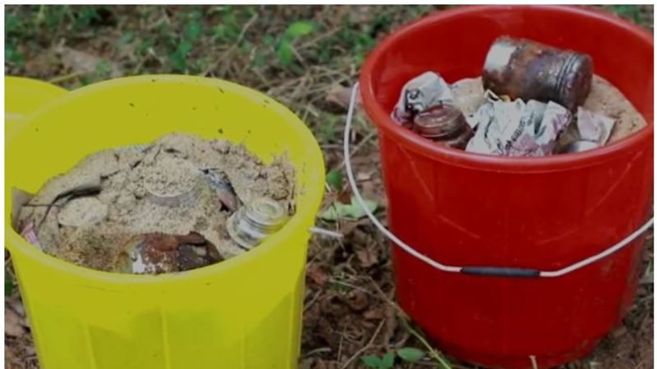 തലശ്ശേരിയില് ഉഗ്രശേഷിയുള്ള 13 സ്റ്റീൽ ബോംബുകൾ കണ്ടെത്തി തലശ്ശേരിയില് ഉഗ്രശേഷിയുള്ള 13 സ്റ്റീൽ ബോംബുകൾ കണ്ടെത്തി