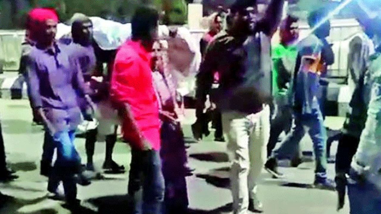 మహిళ శవాన్ని .. భుజాలపైనే ఐదుకిలోమీటర్లు మోసిన ఫ్యామిలీ మహిళ శవాన్ని .. భుజాలపైనే ఐదుకిలోమీటర్లు మోసిన ఫ్యామిలీ