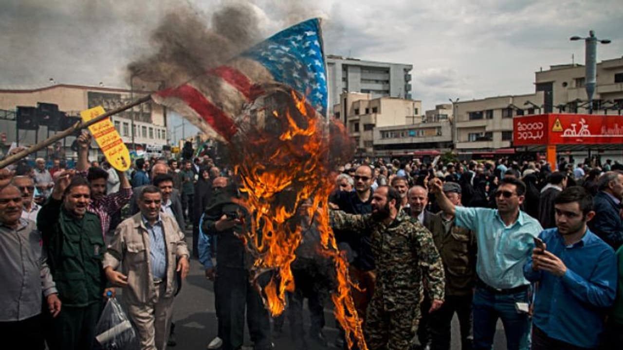 ಅಮೆರಿಕ, ಇರಾನ್ ನಡುವೆ ಯುದ್ಧಾತಂಕ: ವಿಶ್ವ ತಲ್ಲಣ! ಅಮೆರಿಕ, ಇರಾನ್ ನಡುವೆ ಯುದ್ಧಾತಂಕ: ವಿಶ್ವ ತಲ್ಲಣ!