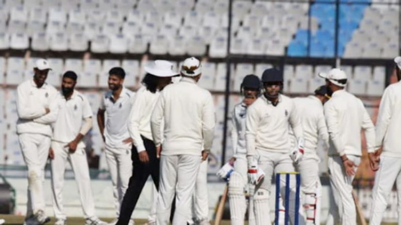 నేను నాటౌట్: క్రీజు వదలనంటూ శుభమన్ గిల్ పట్టు, అంపైర్పై తిట్ల దండకం నేను నాటౌట్: క్రీజు వదలనంటూ శుభమన్ గిల్ పట్టు, అంపైర్పై తిట్ల దండకం