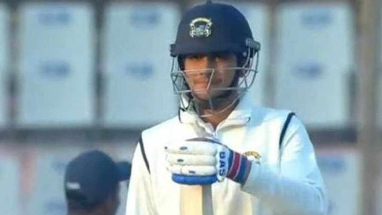 आउट होने के बाद 10 मिनट तक अंपायर से बहस करते रहे शुभमन गिल, अंपायर को बदलना पड़ा फैसला आउट होने के बाद 10 मिनट तक अंपायर से बहस करते रहे शुभमन गिल, अंपायर को बदलना पड़ा फैसला