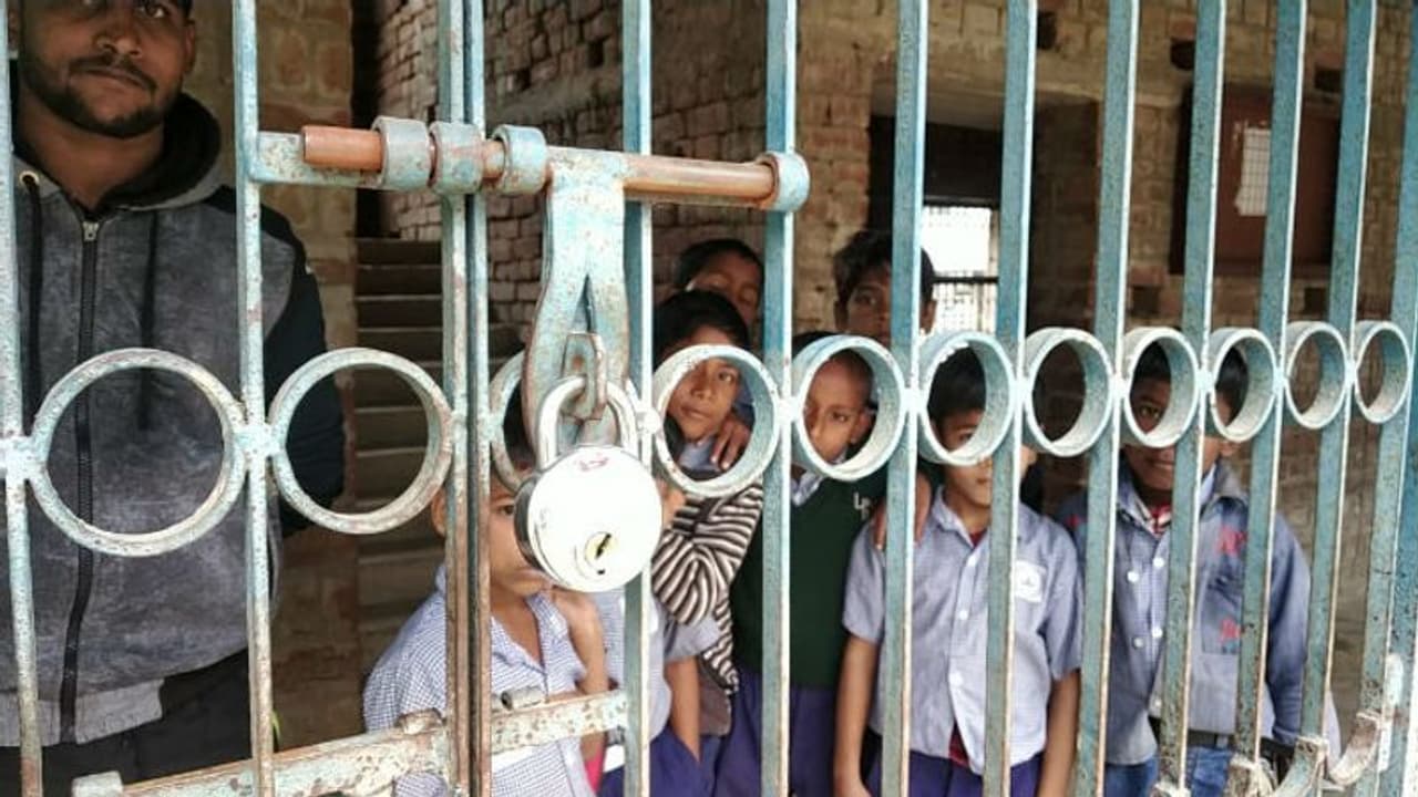 স্কুলে না এসেই খাতায় সই, শিক্ষকদের শিক্ষা দিলেন অভিভাবকরা স্কুলে না এসেই খাতায় সই, শিক্ষকদের শিক্ষা দিলেন অভিভাবকরা