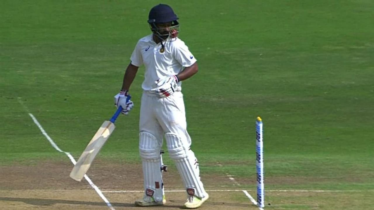 கேரள பேட்ஸ்மேனின் ஹெல்மெட்டுக்குள் புகுந்த பந்து.. களத்திற்கு வந்த ஃபிசியோ.. வீடியோ கேரள பேட்ஸ்மேனின் ஹெல்மெட்டுக்குள் புகுந்த பந்து.. களத்திற்கு வந்த ஃபிசியோ.. வீடியோ