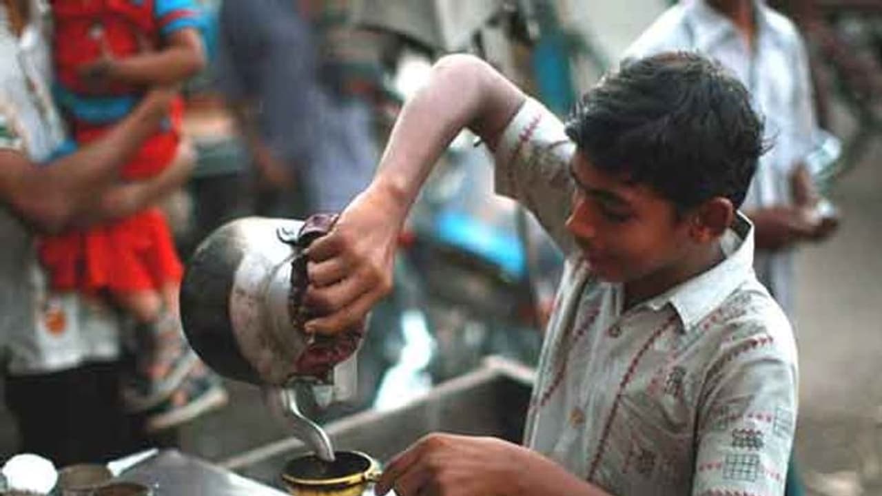 Murshidabad Student: শিকেয় পড়াশোনা, নাবালক পড়ুয়া লকডাউনের ফেরে আজ হকার Murshidabad Student: শিকেয় পড়াশোনা, নাবালক পড়ুয়া লকডাউনের ফেরে আজ হকার