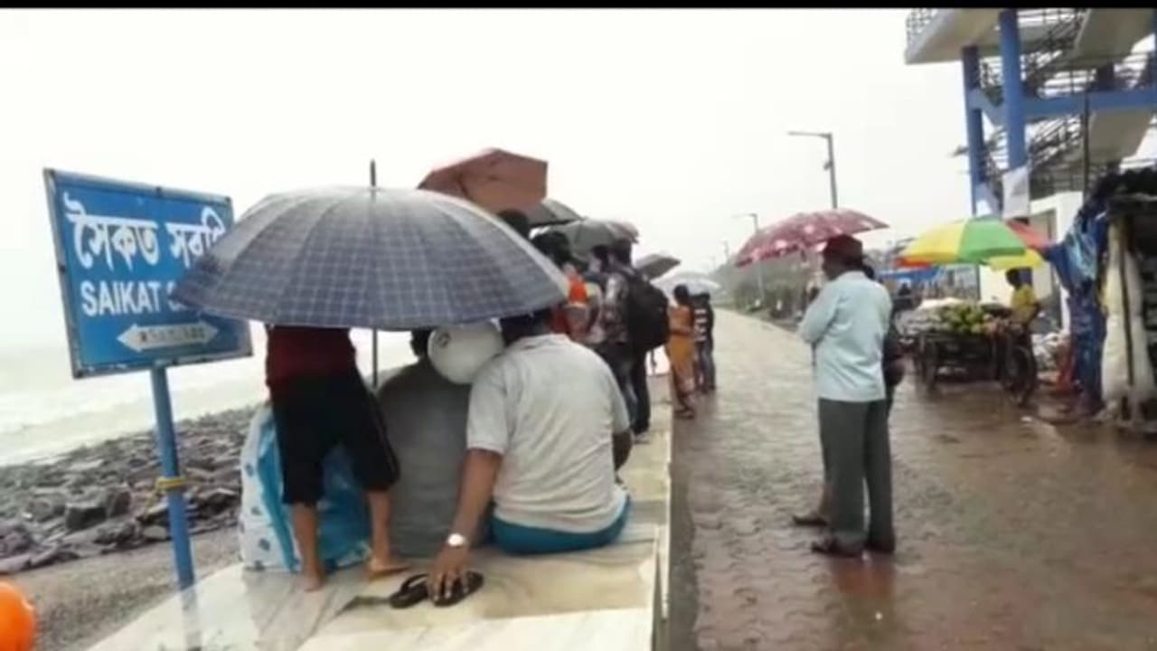 দিঘার পর্যটকদের আনন্দে জল ঢাললো বৃষ্টি, হোটেল থেকেই নিতে হচ্ছে সমুদ্রের স্বাদ দিঘার পর্যটকদের আনন্দে জল ঢাললো বৃষ্টি, হোটেল থেকেই নিতে হচ্ছে সমুদ্রের স্বাদ