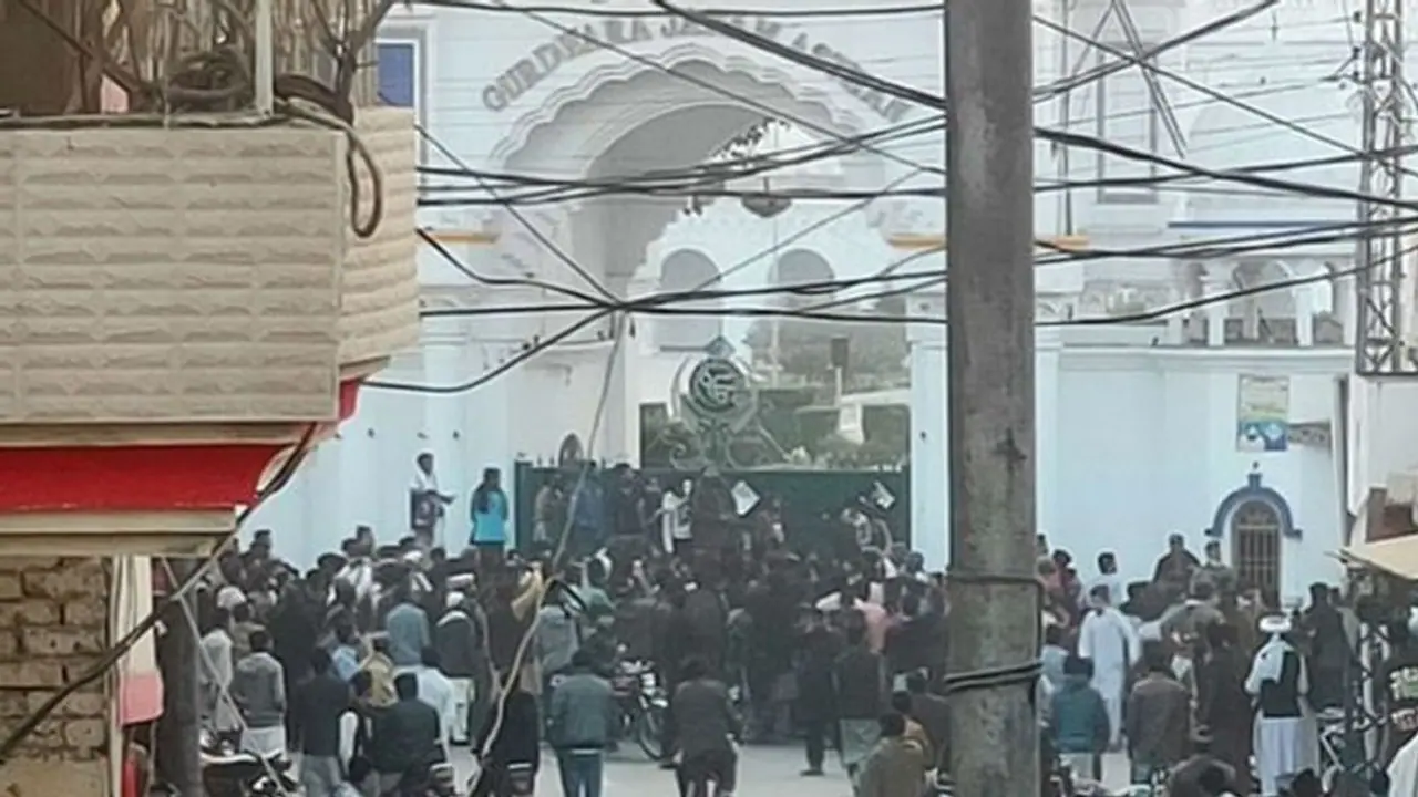 ननकाना साहिब गुरुद्वारे पर भीड़ ने बरसाए पत्थर, सिख विरोधी नारेबाजी भी हुई, पुलिस ने एक्शन लिया ननकाना साहिब गुरुद्वारे पर भीड़ ने बरसाए पत्थर, सिख विरोधी नारेबाजी भी हुई, पुलिस ने एक्शन लिया