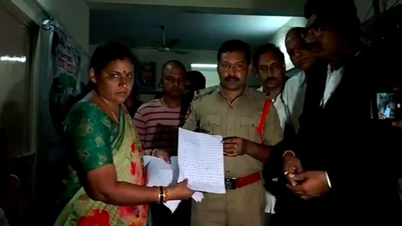 బట్టలు చించేసి, ఒంటిపై గాట్లు పడేలా: పోలీసులపై మందడం మహిళల ఫిర్యాదు బట్టలు చించేసి, ఒంటిపై గాట్లు పడేలా: పోలీసులపై మందడం మహిళల ఫిర్యాదు