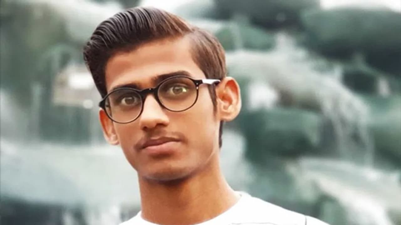 हाथ में तिरंगा लेकर प्रदर्शन करने निकला था छात्र, 10 दिन बाद सड़ी गली हालत में मिला शव हाथ में तिरंगा लेकर प्रदर्शन करने निकला था छात्र, 10 दिन बाद सड़ी गली हालत में मिला शव