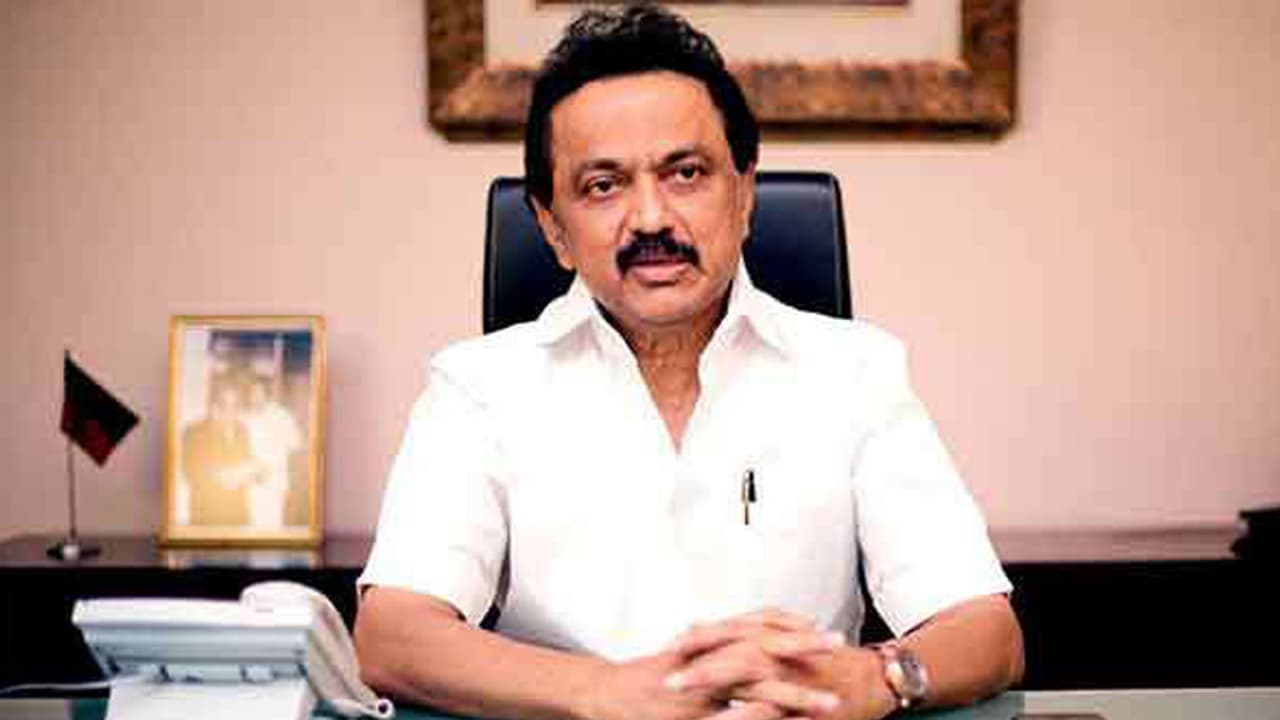 10 ரூபாயா..? 20 கொடுக்கலாமா? குழப்பத்தில் மு.க.ஸ்டாலின்..! 10 ரூபாயா..? 20 கொடுக்கலாமா? குழப்பத்தில் மு.க.ஸ்டாலின்..!