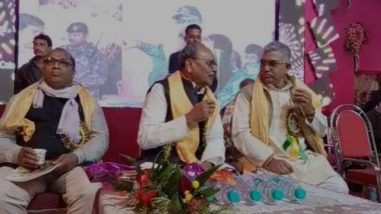 একই মঞ্চে বিজেপি সাংসদ ও তৃণমূল বিধায়ক, মেলা উদ্বোধন নিয়ে পরে গেল রাজনৈতিক শোরগোল একই মঞ্চে বিজেপি সাংসদ ও তৃণমূল বিধায়ক, মেলা উদ্বোধন নিয়ে পরে গেল রাজনৈতিক শোরগোল