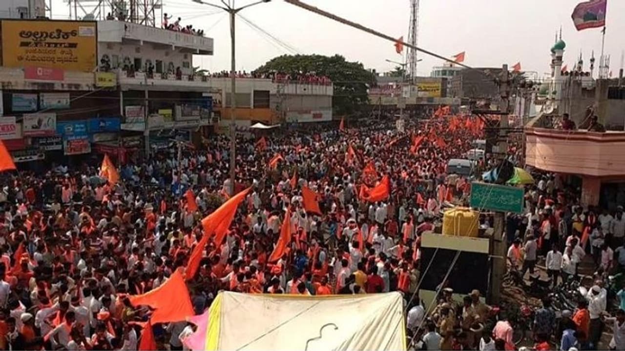 Fact Check: ಪೌರತ್ವ ಕಾಯ್ದೆ ಪರ ಪ್ರತಿಭಟನೆ ವೇಳೆ ರಾರಾಜಿಸಿದ್ದ ಕೇಸರಿ ಬಾವುಟ! Fact Check: ಪೌರತ್ವ ಕಾಯ್ದೆ ಪರ ಪ್ರತಿಭಟನೆ ವೇಳೆ ರಾರಾಜಿಸಿದ್ದ ಕೇಸರಿ ಬಾವುಟ!