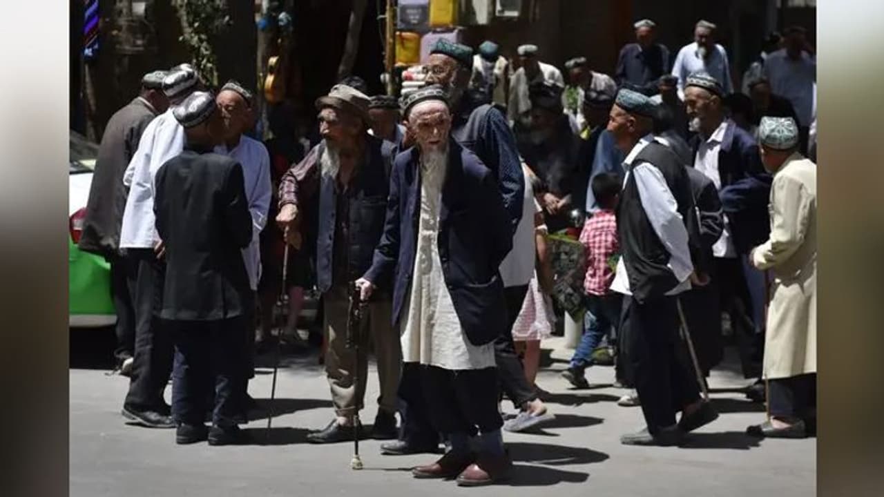 മാസ്കും പിപിഇ കിറ്റുകളും നിര്മിക്കാന് ചൈന ഉയിഗൂര് മുസ്ലീങ്ങളെ ഉപയോഗിക്കുന്നതായി റിപ്പോര്ട്ട് മാസ്കും പിപിഇ കിറ്റുകളും നിര്മിക്കാന് ചൈന ഉയിഗൂര് മുസ്ലീങ്ങളെ ഉപയോഗിക്കുന്നതായി റിപ്പോര്ട്ട്