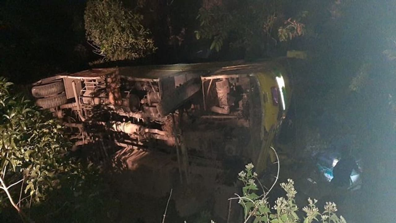 కర్ణాటకలో లోయపడ్డ ఏపీ బస్సు, విద్యార్థి మృతి: జగన్ ఆరా కర్ణాటకలో లోయపడ్డ ఏపీ బస్సు, విద్యార్థి మృతి: జగన్ ఆరా