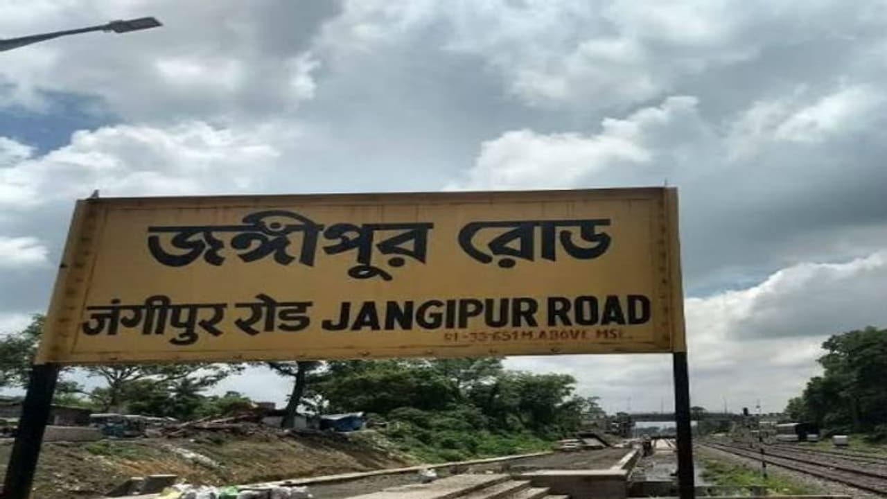 শুরুর আগেই নজিরবিহীন ভাবে রদবদল জঙ্গিপুর পুলিশ জেলায়, সরানো হল নবনিযুক্ত পুলিশ সুপারকে শুরুর আগেই নজিরবিহীন ভাবে রদবদল জঙ্গিপুর পুলিশ জেলায়, সরানো হল নবনিযুক্ত পুলিশ সুপারকে