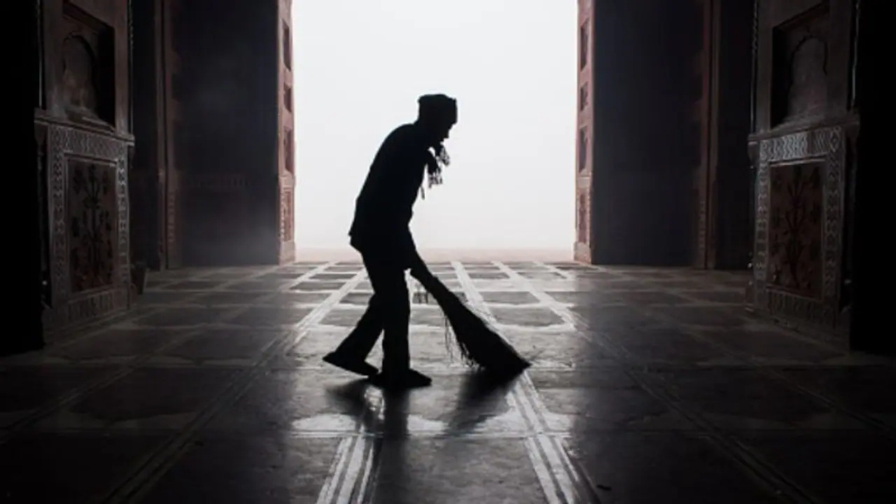 ঝাঁটার ভুল ব্যবহার, সংসারে ডেকে আনতে পারে আর্থিক অনটন ঝাঁটার ভুল ব্যবহার, সংসারে ডেকে আনতে পারে আর্থিক অনটন