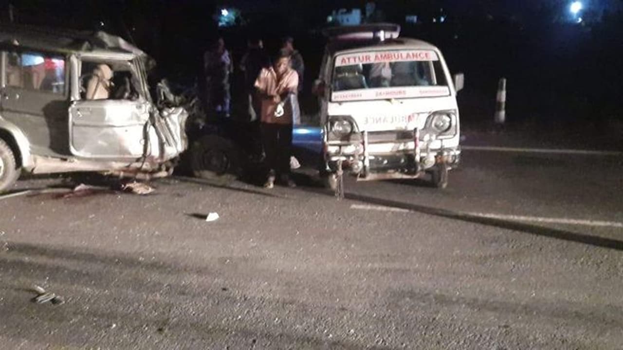 அதிகாலையில் கோர விபத்து..! கார் லாரி நேருக்கு நேர் பயங்கர மோதல்..! ரத்த வெள்ளத்தில் மூவர் பலி..!