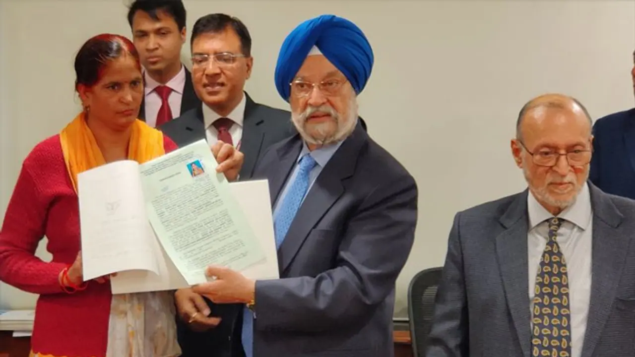 चुनाव से पहले केंद्र ने बांटे दिल्ली की अनधिकृत कॉलोनियों में संपत्ति के मालिकाना हक के प्रमाणपत्र चुनाव से पहले केंद्र ने बांटे दिल्ली की अनधिकृत कॉलोनियों में संपत्ति के मालिकाना हक के प्रमाणपत्र