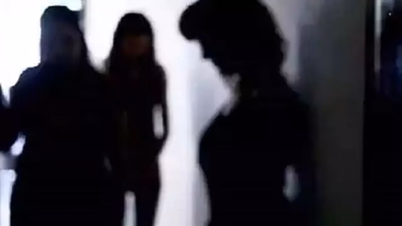 ലോഡ്ജ് കേന്ദ്രീകരിച്ച് പ്രവര്ത്തിക്കുന്ന സെക്സ് റാക്കറ്റ് തകര്ത്ത് പൊലീസ്; ആറ് സ്ത്രീകളെ രക്ഷപ്പെടുത്തി ലോഡ്ജ് കേന്ദ്രീകരിച്ച് പ്രവര്ത്തിക്കുന്ന സെക്സ് റാക്കറ്റ് തകര്ത്ത് പൊലീസ്; ആറ് സ്ത്രീകളെ രക്ഷപ്പെടുത്തി