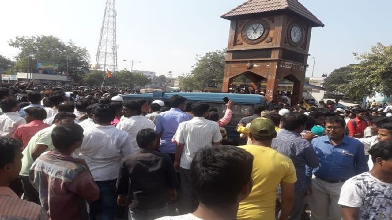 ಪ್ರಚೋದನಕಾರಿ ಭಾಷಣ: ರೆಡ್ಡಿ ವಿರುದ್ಧ ಬಳ್ಳಾರಿ, ಗದಗನಲ್ಲಿ ಬೃಹತ್ ಪ್ರತಿಭಟನೆ ಪ್ರಚೋದನಕಾರಿ ಭಾಷಣ: ರೆಡ್ಡಿ ವಿರುದ್ಧ ಬಳ್ಳಾರಿ, ಗದಗನಲ್ಲಿ ಬೃಹತ್ ಪ್ರತಿಭಟನೆ