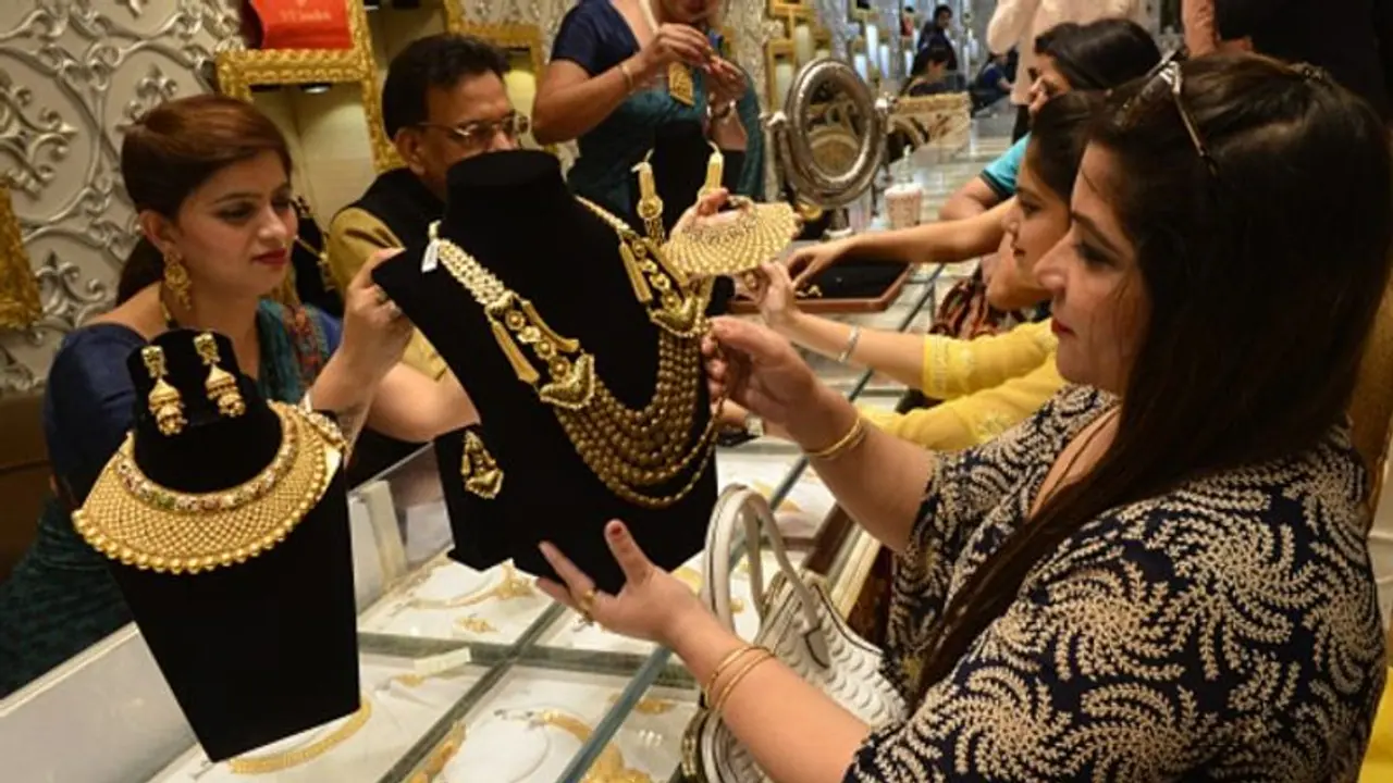 Gold And Silver Price Today: స్థిరంగా బంగారం, వెండి.. తెలుగు రాష్ట్రాల్లో ధరలు ఎలా ఉన్నాయంటే..? Gold And Silver Price Today: స్థిరంగా బంగారం, వెండి.. తెలుగు రాష్ట్రాల్లో ధరలు ఎలా ఉన్నాయంటే..?