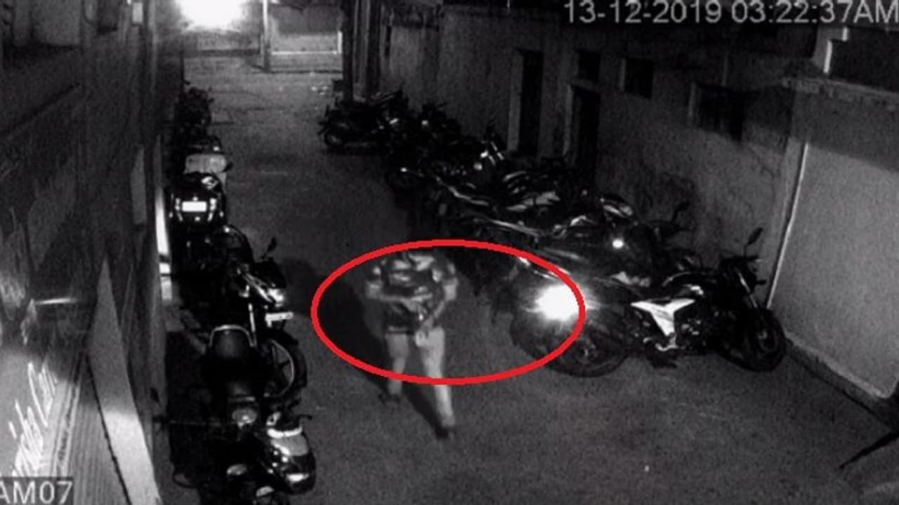 ರಾತ್ರೋ ರಾತ್ರಿ ಬಂದು ಬೈಕ್ನಿಂದ ಪೆಟ್ರೋಲ್ ಕದೀತಾರೆ ಖತರ್ನಾಕ್ ಕಳ್ಳರು..! ರಾತ್ರೋ ರಾತ್ರಿ ಬಂದು ಬೈಕ್ನಿಂದ ಪೆಟ್ರೋಲ್ ಕದೀತಾರೆ ಖತರ್ನಾಕ್ ಕಳ್ಳರು..!