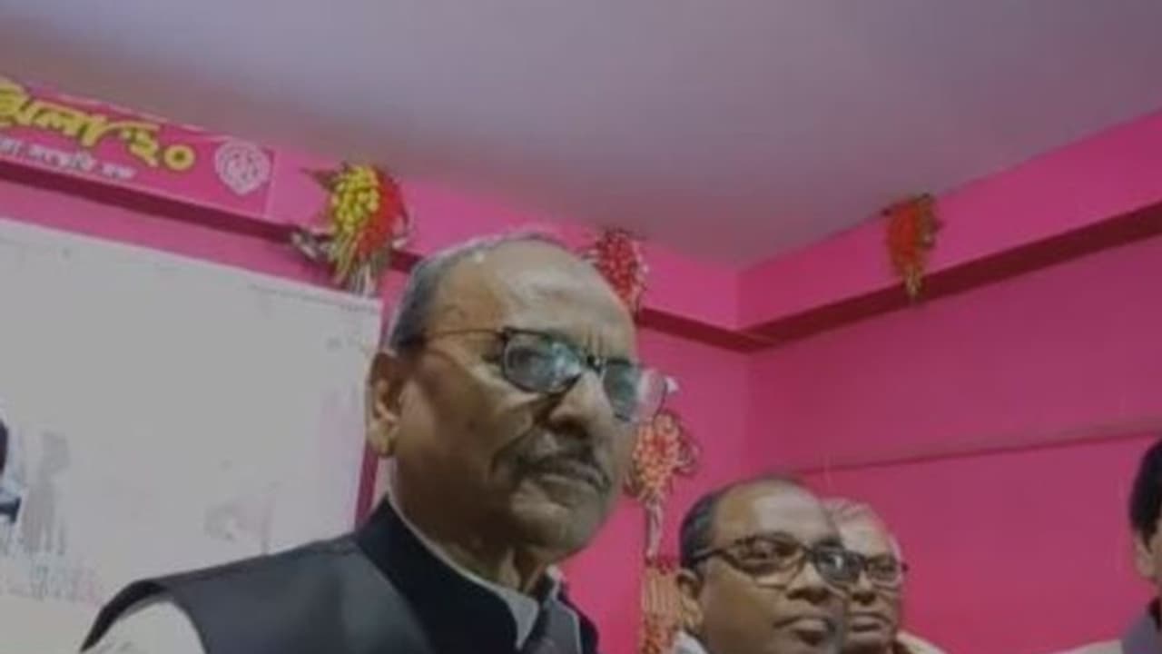 দিলীপ ঘোষের সঙ্গে একমঞ্চে, এগরার বিধায়ককে শোকজ তৃণমূলের দিলীপ ঘোষের সঙ্গে একমঞ্চে, এগরার বিধায়ককে শোকজ তৃণমূলের