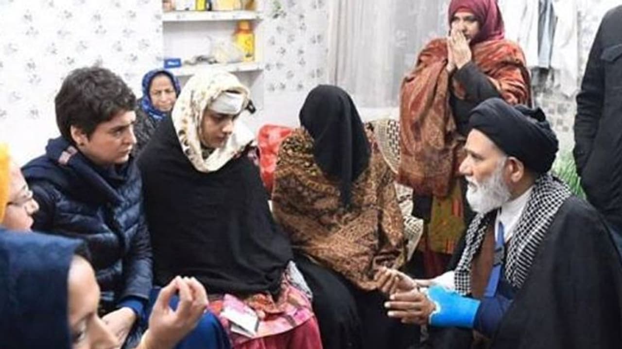 'വേദനയുടെ ഈ സമയത്ത് നിങ്ങള്ക്കൊപ്പം ഞാനുണ്ടാവും'; മുസഫർനഗറില് പ്രിയങ്കയുടെ മിന്നല് സന്ദര്ശനം 'വേദനയുടെ ഈ സമയത്ത് നിങ്ങള്ക്കൊപ്പം ഞാനുണ്ടാവും'; മുസഫർനഗറില് പ്രിയങ്കയുടെ മിന്നല് സന്ദര്ശനം