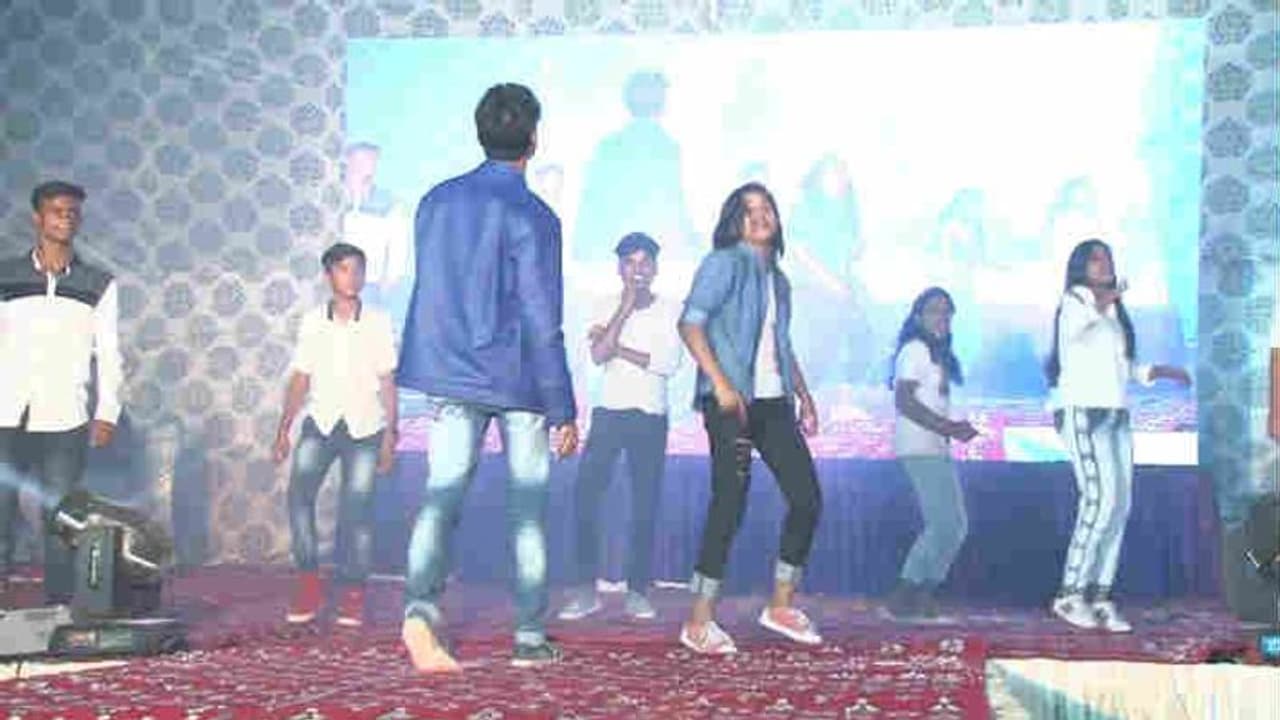 सरकारी स्कूल के स्मार्ट क्लास में भोजपुरी अश्लील गीतों पर स्टूडेंट्स ने लगाए ठुमके सरकारी स्कूल के स्मार्ट क्लास में भोजपुरी अश्लील गीतों पर स्टूडेंट्स ने लगाए ठुमके