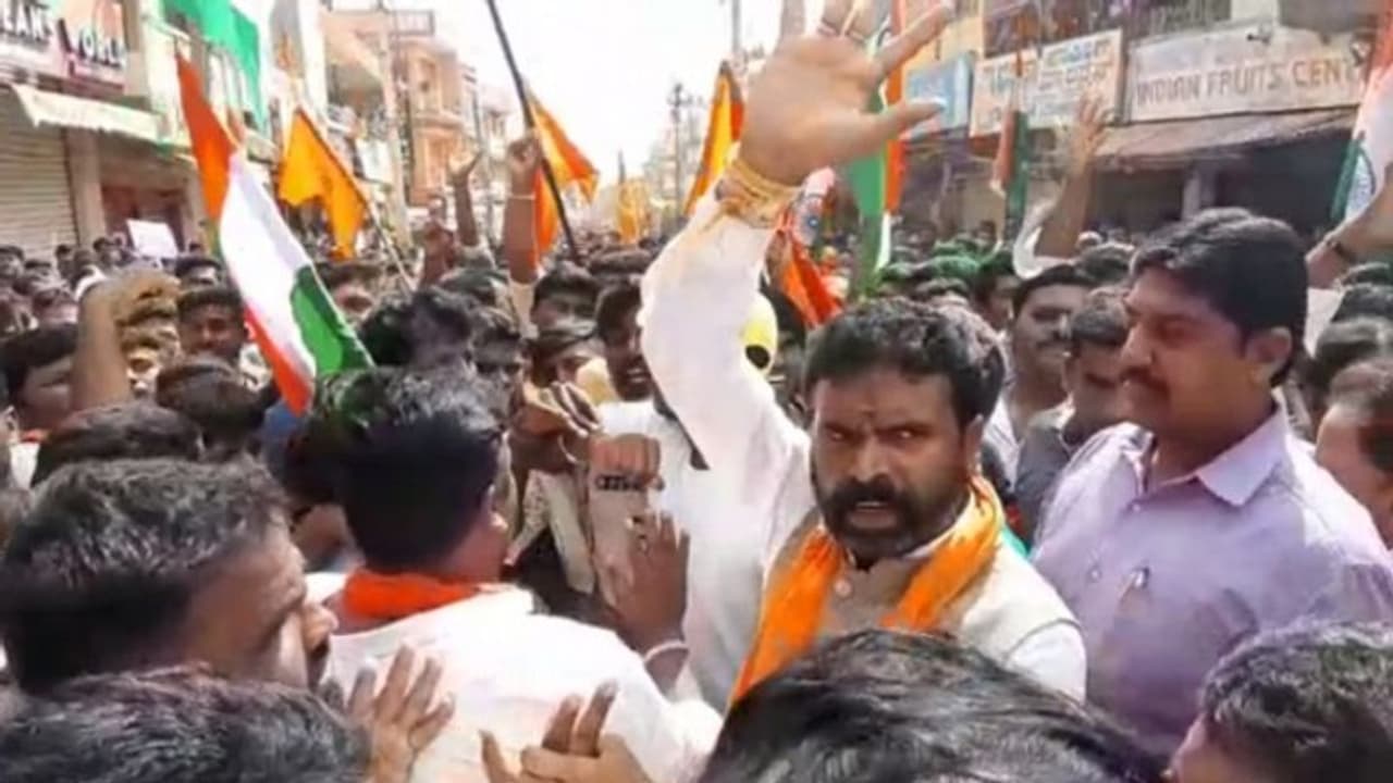 ಧಿಕ್ಕಾರ ಕೂಗಿದ ಬಿಜೆಪಿ ಕಾರ್ಯಕರ್ತನಿಗೆ ಸಂಸದನ ಕಪಾಳಮೋಕ್ಷ ಧಿಕ್ಕಾರ ಕೂಗಿದ ಬಿಜೆಪಿ ಕಾರ್ಯಕರ್ತನಿಗೆ ಸಂಸದನ ಕಪಾಳಮೋಕ್ಷ