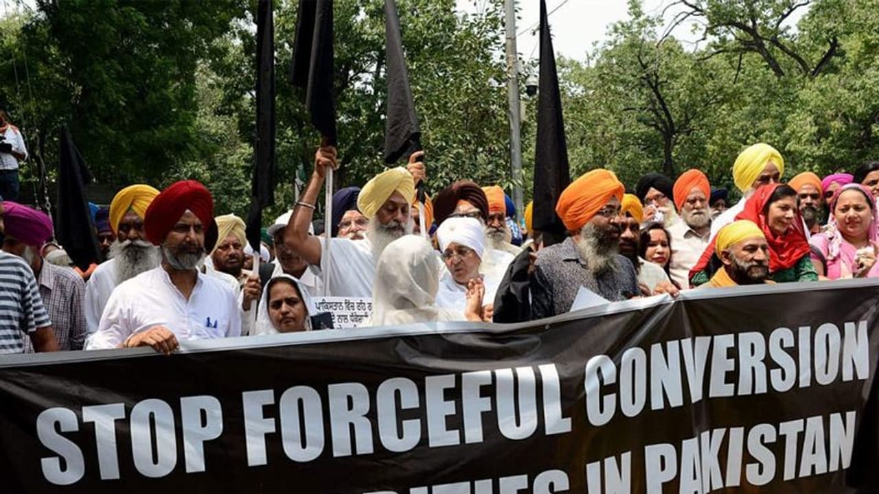 ನಾನಕ್ ಜನ್ಮಸ್ಥಳಕ್ಕೆ ದಾಳಿ :ಪಾಕ್ ವಿರುದ್ಧ ಸಿಡಿದ ಸಿಖ್ಖರು! ನಾನಕ್ ಜನ್ಮಸ್ಥಳಕ್ಕೆ ದಾಳಿ :ಪಾಕ್ ವಿರುದ್ಧ ಸಿಡಿದ ಸಿಖ್ಖರು!