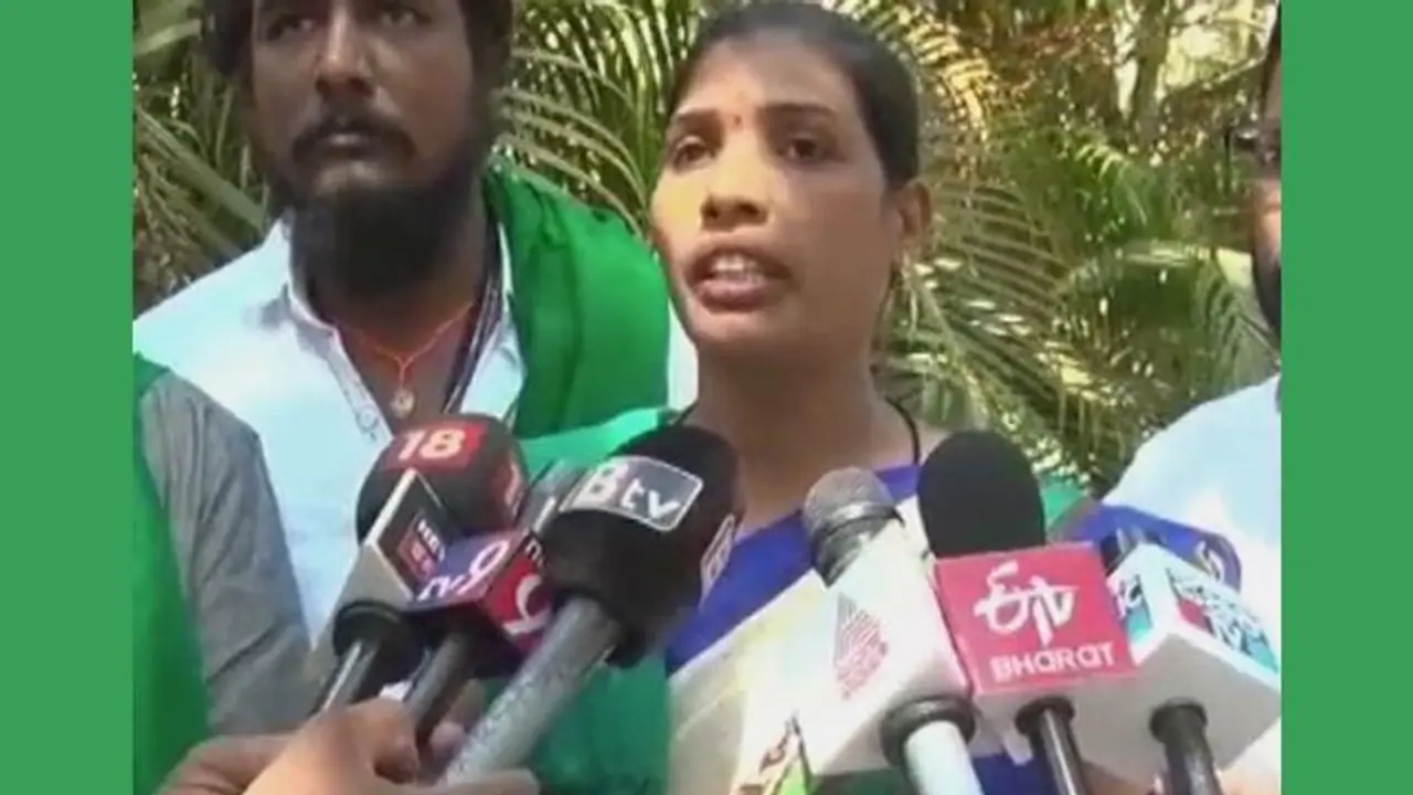 ರೈತರ ಪರ ಚಕಾರ ಎತ್ತದ ಪ್ರಧಾನಿ: ಮೋದಿ ವಿರುದ್ಧ ಸಿಡಿದೆದ್ದ ರೈತ ಮಹಿಳೆ ರೈತರ ಪರ ಚಕಾರ ಎತ್ತದ ಪ್ರಧಾನಿ: ಮೋದಿ ವಿರುದ್ಧ ಸಿಡಿದೆದ್ದ ರೈತ ಮಹಿಳೆ