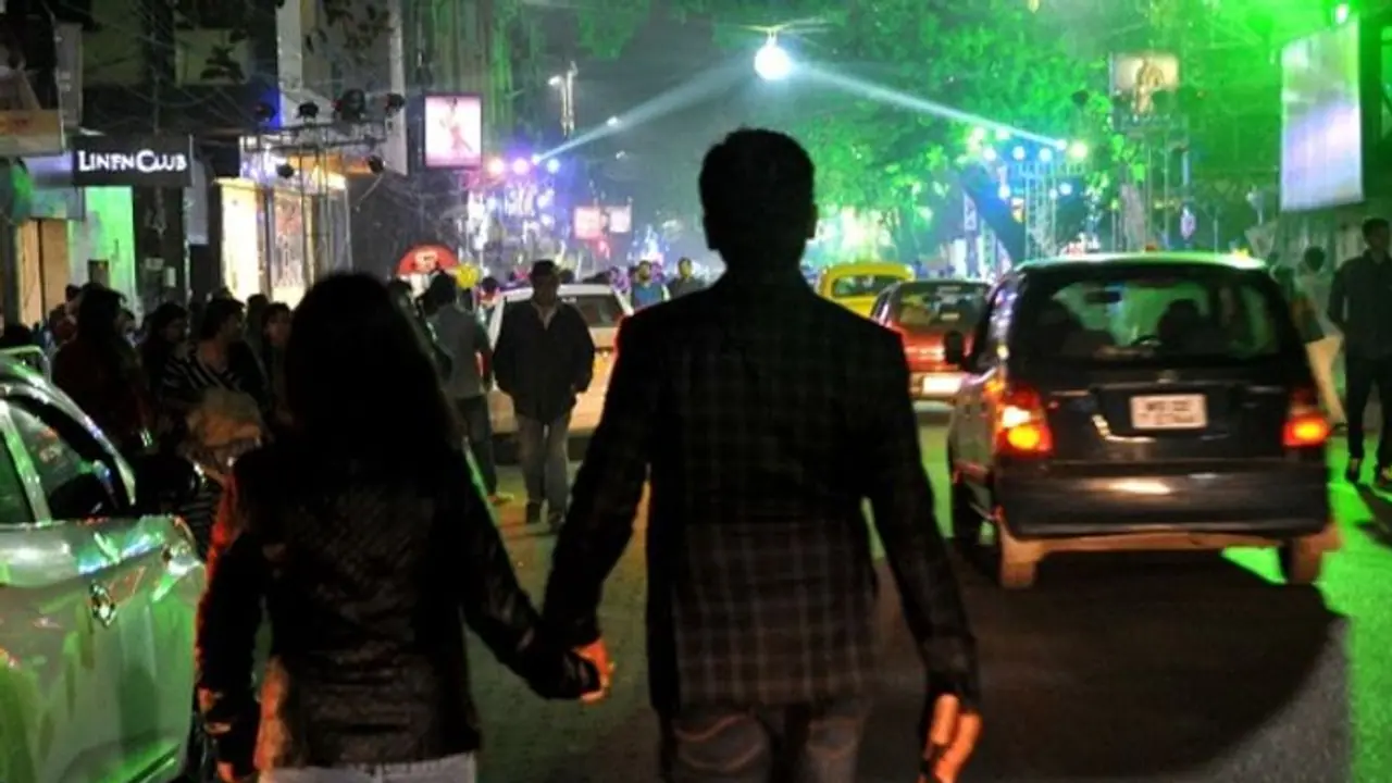 পার্কস্ট্রিটে চলন্ত বাসে তরুণীর শ্লীলতাহানি, কান্নায় ভেঙে পড়লেন নির্যাতিতা পার্কস্ট্রিটে চলন্ত বাসে তরুণীর শ্লীলতাহানি, কান্নায় ভেঙে পড়লেন নির্যাতিতা