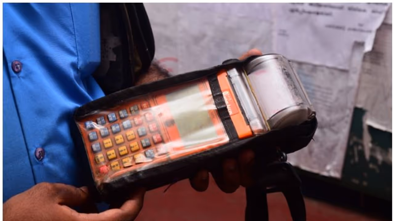 ബസിൽ ഇനി ചില്ലറ തർക്കങ്ങൾ വേണ്ട; യാത്ര സ്മാർട്ടാക്കാൻ ട്രാവൽ കാർഡ് ജനകീയമാക്കി കെഎസ്ആർടിസി, പ്രത്യേക ഓഫറും