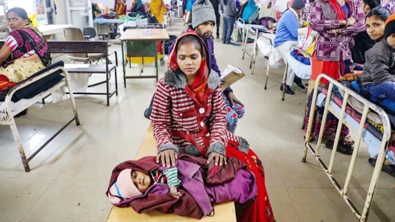 मां की सिसकियां सुन फट जाता है कलेजा, हर चेहरे पर दिख रहा भय और लाचारी..फिर भी ऐसी है मजबूरी... मां की सिसकियां सुन फट जाता है कलेजा, हर चेहरे पर दिख रहा भय और लाचारी..फिर भी ऐसी है मजबूरी...