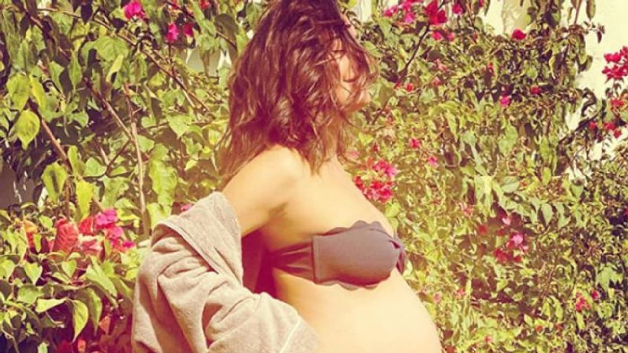 ബിക്കിനിയില് ഒമ്പതാം മാസത്തിലെ ഫോട്ടോഷൂട്ട്; നടിക്ക് കമന്റുകളുമായി ആരാധകര് ബിക്കിനിയില് ഒമ്പതാം മാസത്തിലെ ഫോട്ടോഷൂട്ട്; നടിക്ക് കമന്റുകളുമായി ആരാധകര്