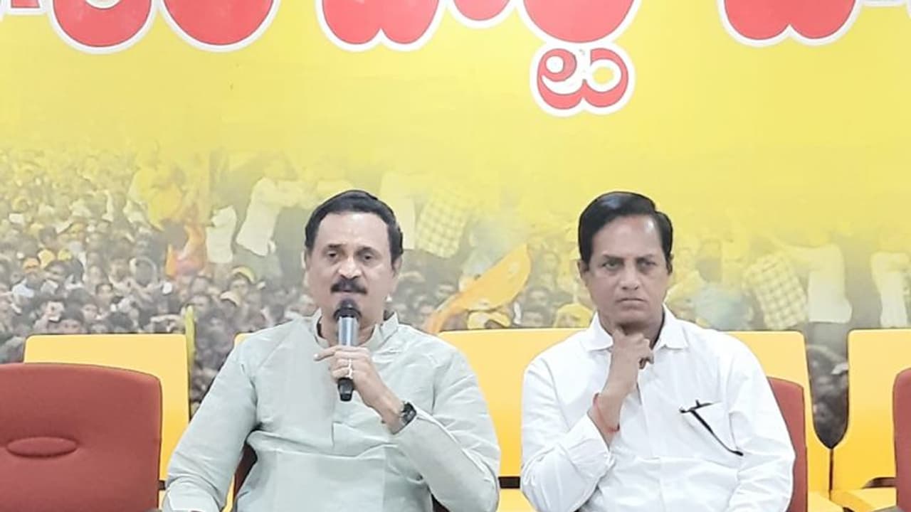 మీరున్న జైలుకి.. చంద్రబాబు సీఎం హోదాలో వచ్చి , మీకో ముద్ధ వేస్తారు : విజయసాయిరెడ్డిపై బండారు ఘాటు వ్యాఖ్యలు మీరున్న జైలుకి.. చంద్రబాబు సీఎం హోదాలో వచ్చి , మీకో ముద్ధ వేస్తారు : విజయసాయిరెడ్డిపై బండారు ఘాటు వ్యాఖ్యలు