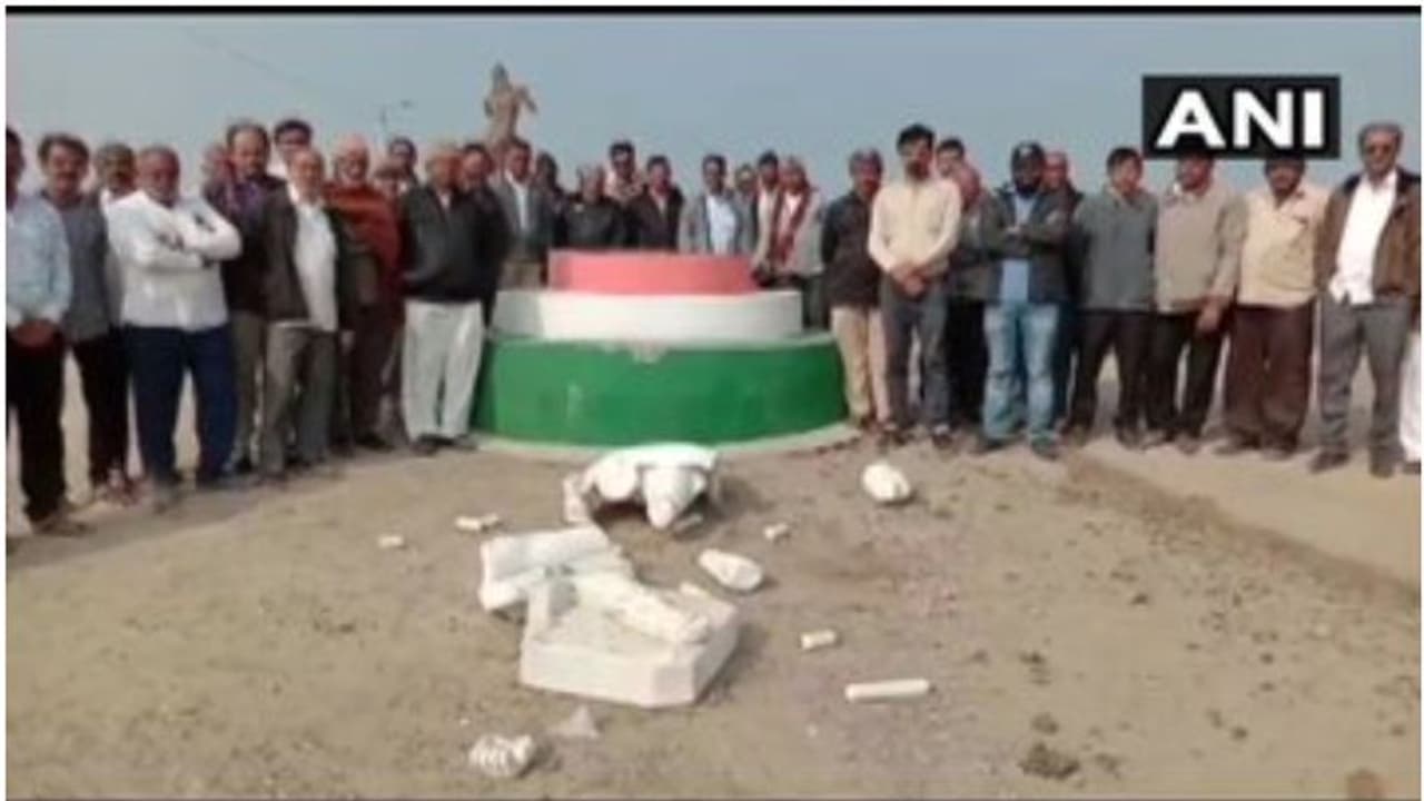 ഗുജറാത്തില് മഹാത്മ ഗാന്ധിയുടെ പ്രതിമ തകര്ത്തു ഗുജറാത്തില് മഹാത്മ ഗാന്ധിയുടെ പ്രതിമ തകര്ത്തു